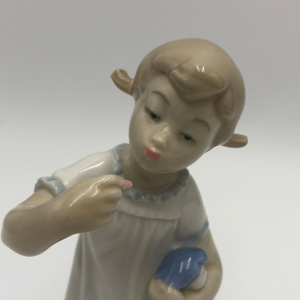 Lladro Figurine 1083 "GIRL WITH DOLL & LIPSTICK" NO Box Retired 1985 DEFECT - Picture 2 of 9